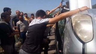 Taklalar atarak ters dönen araçtan burnu bile kanamadan çıktılar