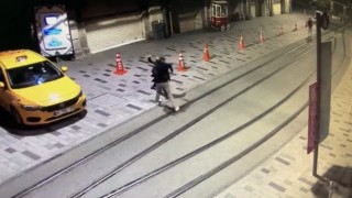 Taksimde dehşet anları kamerada: İngiliz turisti bıçaklayıp gasp ettiler