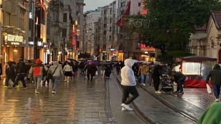 Taksimde sağanak yağış vatandaşlara zor anlar yaşattı