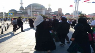 Taksimde turist avcısı dilenciler kameraya yakalandı