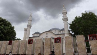 Tarihi cami avlusunda yapılan beton bloklar tartışma konusu oldu