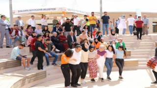 Tarihin sıfır noktasında turistlerin halay keyfi