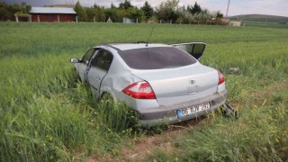 Tarlaya uçan otomobilin sürücüsü hayatını kaybetti