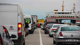 Tatilciler dönüş yolunda feribotlarda yoğunluk oluşturdu