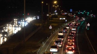 Tatilciler erken dönüşe geçti: Kilit kavşak Kırıkkalede trafik yoğunluğu