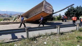 TEMde taş yüklü hafriyat kamyonu önce bariyerlere çarptı, sonra şarampole devrildi