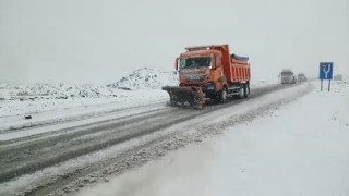 Tendürek Geçidinde kar yağışı trafikte aksamalara neden oluyor