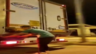 Tır arkasında ölümüne patenli yolculuğa yoldan geçen sürücü müdahale etti