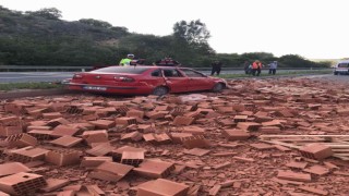 Tır dorsesindeki tuğlalar otomobilin üzerine düştü: 3 yaralı