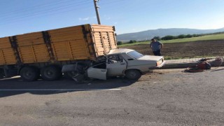 Tıra arkadan çarpan otomobil bir aileye mezar oldu