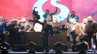 Trabzonspor Başkanı Ahmet Ağaoğlu Yenikapıda taraftarlara seslendi