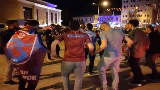 Trabzonspor taraftarı, şampiyonluğu horon teperek kutladı