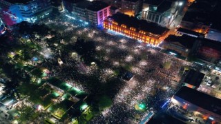 Trabzonsporun şehir merkezindeki şampiyonluk etkinliğine 100 bin kişi katıldı