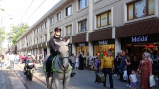 Trafiğe kapalı caddelerin güvenliği atlı polislere emanet
