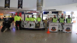 Trafik ekipleri AVMde stant açarak çocukları bilgilendirdi