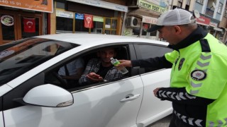 Trafik polisleri bayramın son gününde sürücülere şeker dağıttı