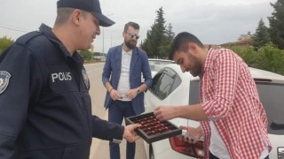 Trafik polislerinden ‘bayram şekerli denetim