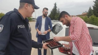 Trafik polislerinden ‘bayram şekerli denetim