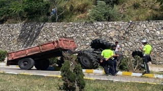 Traktörün emniyet demiri sürücünün hayatını kurtardı