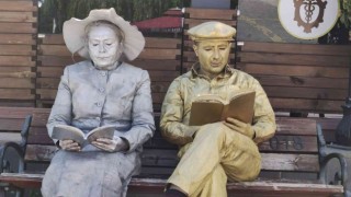 Tuncelide kitap okumanın önemini anlatmak için canlı heykel performansı sergilendi