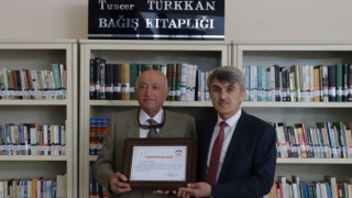 Tuncer Türkkan DPÜye 864 kitap bağışladı