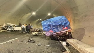 Tünelde otomobil traktöre çarptı: 2 yaralı