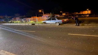 Turgutluda kontrolden çıkan otomobil refüje çarptı: 2 yaralı
