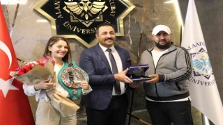 Türkiyenin ilk WBC Kadın Şampiyonu Çetin, Dünya Şampiyonu Serronaya meydan okudu