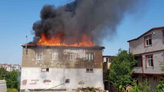 Ümraniyede 2 katlı bir binanın çatısında yangın çıktı. Olay yerine çok sayıda itfaiye ekibi sevk edildi. Ekiplerin yangına müdahalesi sürüyor.