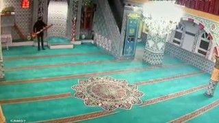 Ümraniyede camiden şamdan çalan hırsız yakalandı