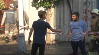 Ümraniyede hurdalık deposu alev alev yandı, mahalleli sokağa döküldü