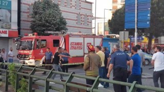 Ümraniyede korku dolu anlar: Önüne gelene bıçak çekip intihara kalkıştı