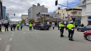 Üniversite öğrencilerinden trafik eylemi