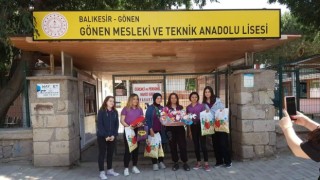 Ürettikleri oyuncakları kardeşlerine hediye ettiler