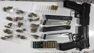 Uyuşturucu tacirlerine yönelik eş zamanlı operasyon: Polisin geldiğini gören torbacı uyuşturucu dolu poşeti camdan attı