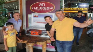 Uzaya gönderilen kebap ile fotoğraf çektirme kuyruğu