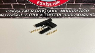 Üzerinden ruhsatsız tabanca çıkan şahsa adli işlem