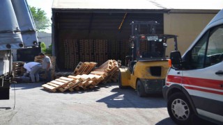 Üzerine ahşap palet devrilen işçi yaralandı