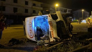 Vakaya giden ambulans kaza yaptı: 3 yaralı