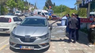 Vakaya giden ambulans otomobille çarpıştı: 1 yaralı