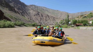 Vali Akbıyık Zap Suyunda rafting yaptı