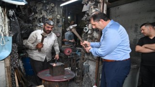 Vali Ayhan demir dövüp bakıra şekil verdi