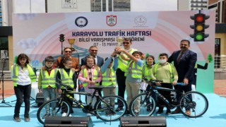 Vali Ayhan, her yıl trafikte 1 milyon 250 bin kişi hayatını kaybediyor