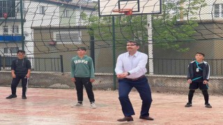 Vali Ayhan öğrencilerle voleybol oynadı
