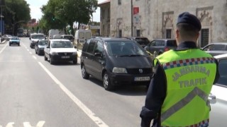 Vali Canalp, ‘cep telefonu çağımızın hastalığı diyerek yayalara uyarıda bulundu