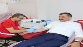 Vali Çiftçiden 35. kan bağışı