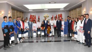 Vali Çuhadarın 19 Mayıs Atatürkü Anma, Gençlik ve Spor Bayramı mesajı