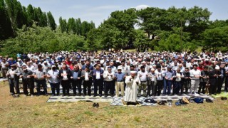 Vali Kızılkaya vatandaşlarla birlikte ellerini semaya açtı