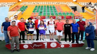 Vali Pehlivan, özel sporculara madalya ve başarı belgesi verdi