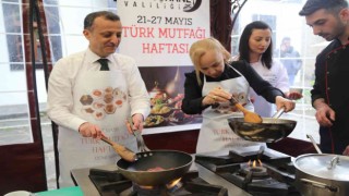 Vali Taşbilek önlük giyerek mutfağa girdi, Hünkar Beğendi yaptı